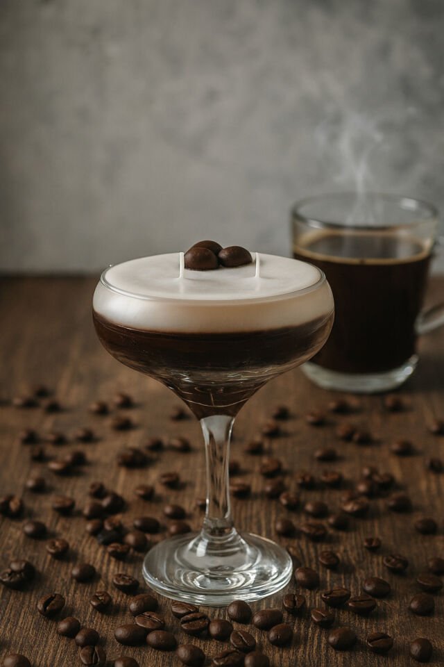 Kahveli Mum Martini Bardağında