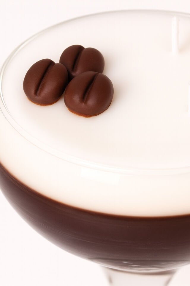 Kahveli Mum Martini Bardağında